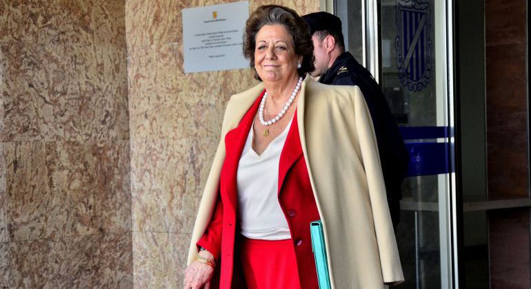 La exalcaldesa de Valencia Rita Barberá, a su salida de la Audiencia de Palma tras prestar declaración en el juicio de Nóos. La exalcaldesa de Valencia Rita Barberá, a su salida de la Audiencia de Palma tras prestar declaración en el juicio de Nóos.