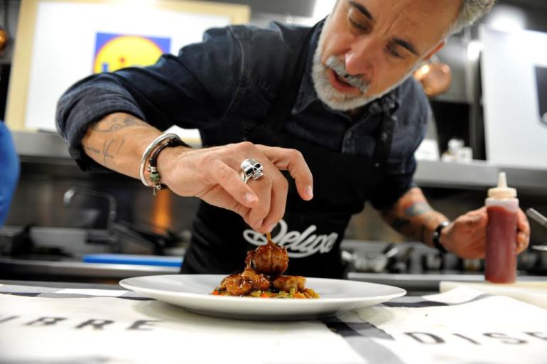 Sergi Arola colabora con supermercados y asesora restaurantes por todo el mundo. Sergi Arola colabora con supermercados y asesora restaurantes por todo el mundo.