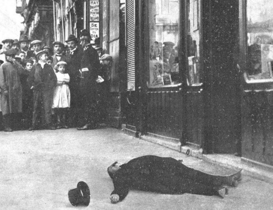Fotograma del cortometraje que recrea el asesinato de José Canalejas frente a la librería San Martín de la Puerta del Sol. Fotograma del cortometraje que recrea el asesinato de José Canalejas frente a la librería San Martín de la Puerta del Sol.