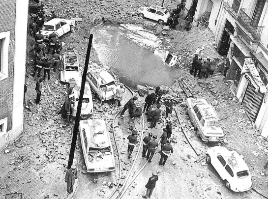 Socavón en la calle Claudio Coello, tras el atentado contra el presidente Luis Carrero Blanco. Socavón en la calle Claudio Coello, tras el atentado contra el presidente Luis Carrero Blanco.