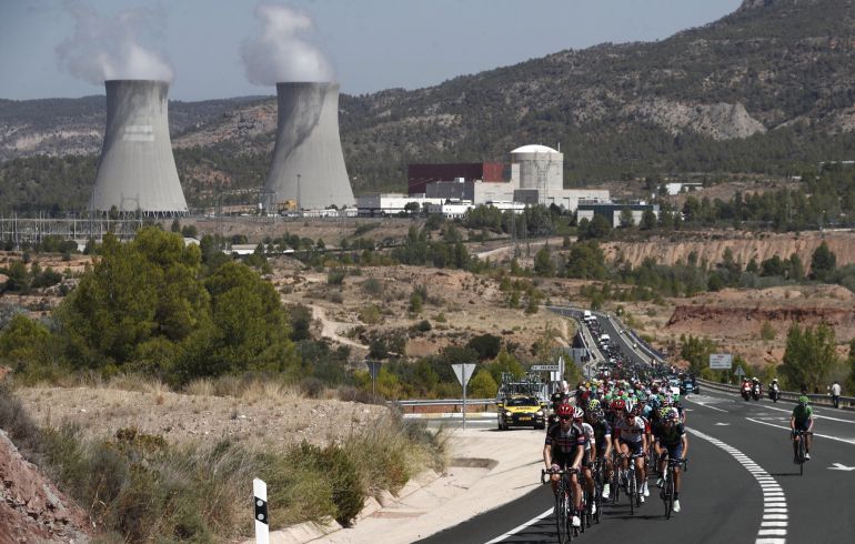 El pelotón de la vuelta ciclista a España 2016 pasa junto a la central nuclear de Cofrentes, situada en la comunidad autónoma de Valencia.
El pelotón de la vuelta ciclista a España 2016 pasa junto a la central nuclear de Cofrentes, situada en la comunidad autónoma de Valencia.