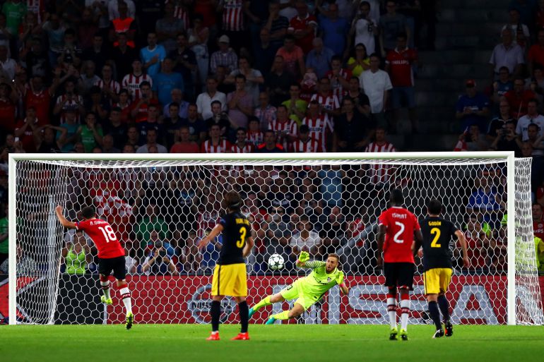 Momento en el que Jan Oblak, portero del Atlético de Madrid, detiene el penalti lanzado por Andres Guardado. Momento en el que Jan Oblak, portero del Atlético de Madrid, detiene el penalti lanzado por Andres Guardado.