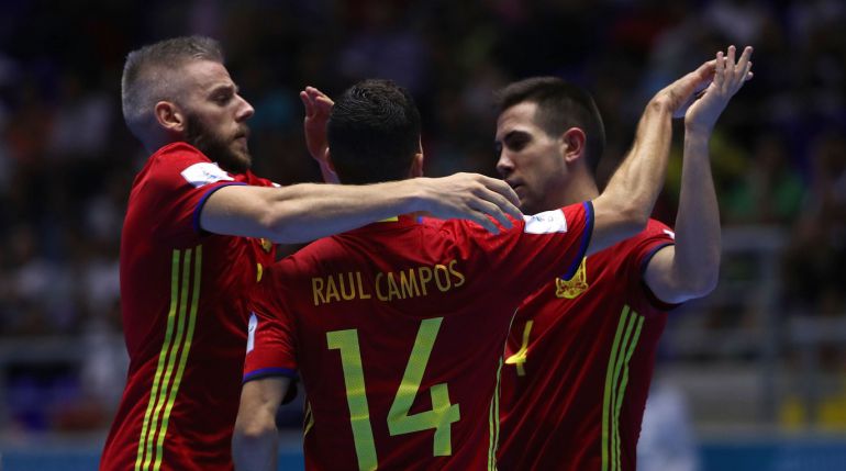 Los jugadores de la Selección Española se abrazan tras uno de los goles Los jugadores de la Selección Española se abrazan tras uno de los goles