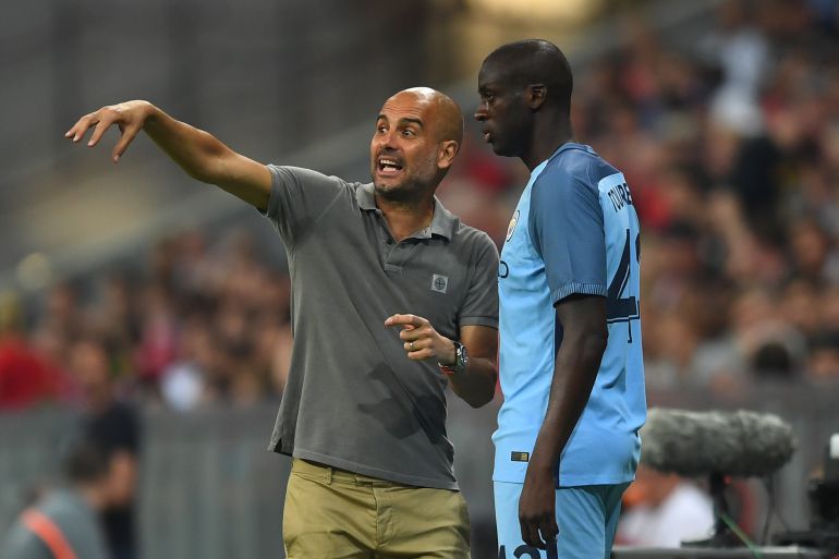 Guardiola da indicaciones a Touré Yaya Guardiola da indicaciones a Touré Yaya