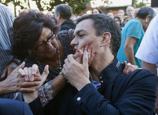 El secretario general del PSOE, Pedro Sanchez, con una simpatizante durante un mitin El secretario general del PSOE, Pedro Sanchez, con una simpatizante durante un mitin