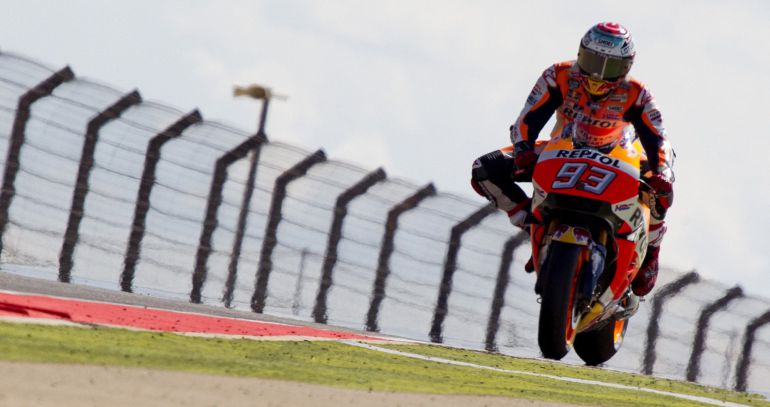 Márquez prepara una curva en Alcañiz Márquez prepara una curva en Alcañiz