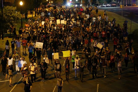 Las protestas continúan pese al toque de queda declarado el pasado viernes Las protestas continúan pese al toque de queda declarado el pasado viernes