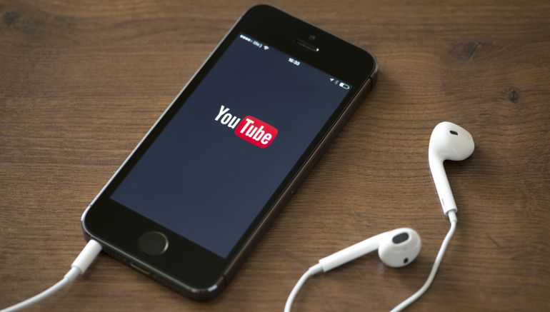 Un smartphone reproduciendo la app de YouTube. Un smartphone reproduciendo la app de YouTube.