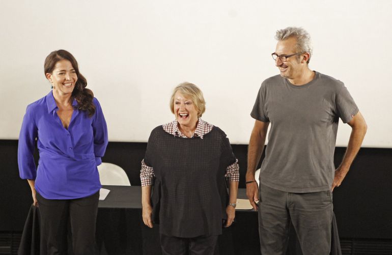 La diseñadora de vestuario Yvonne Blake (c), el director y guionista Mariano Barroso (d) y la actriz Nora Navas (i). La diseñadora de vestuario Yvonne Blake (c), el director y guionista Mariano Barroso (d) y la actriz Nora Navas (i).