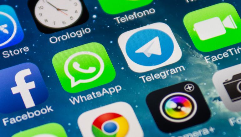 WhatsApp y Facebook compartirán los datos de sus usuarios. WhatsApp y Facebook compartirán los datos de sus usuarios.