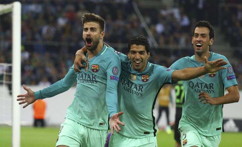 Piqué. Suárez y Busquets celebran el gol del central. Piqué. Suárez y Busquets celebran el gol del central.