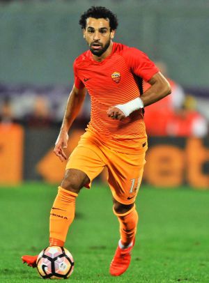 Salah viste la indumentaria de la Roma. Salah viste la indumentaria de la Roma.
