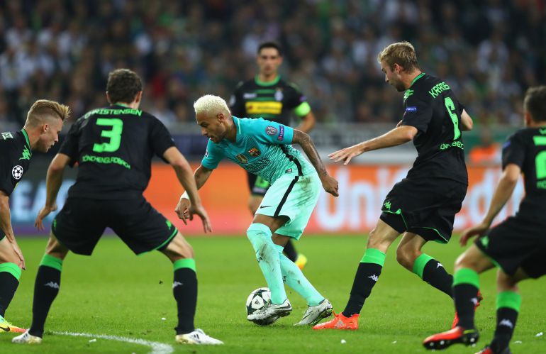 Los defensas del Borussia Monchengladbach ante Neymar. Los defensas del Borussia Monchengladbach ante Neymar.