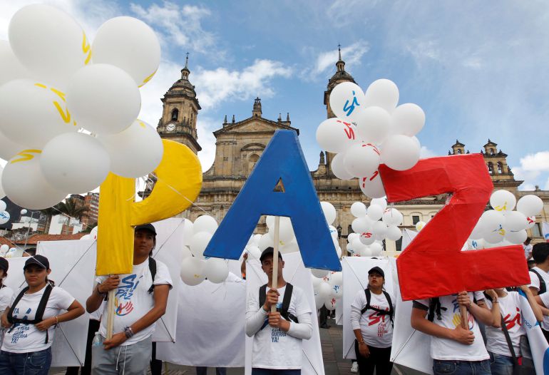 Los colombianos llenan la plaza de Bolívar, junto a la catedral de Bogotá, reclamando paz Los colombianos llenan la plaza de Bolívar, junto a la catedral de Bogotá, reclamando paz
