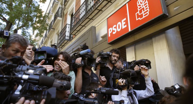 Numerosos periodistas a la entrada de la sede del PSOE en Ferraz. Numerosos periodistas a la entrada de la sede del PSOE en Ferraz.