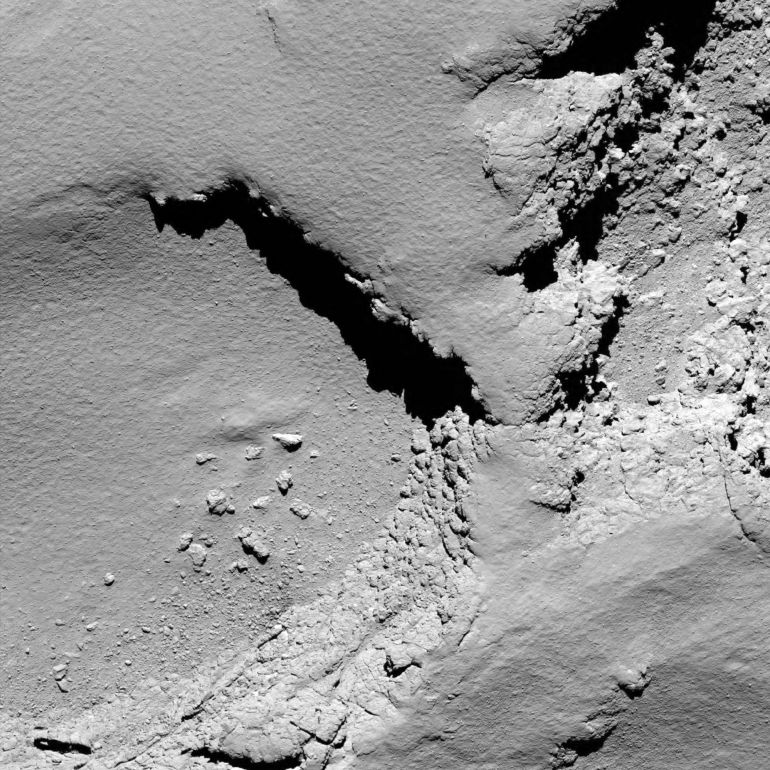 Esta es una de las últimas imágenes que la cámara de la sonda Rosetta. ha podido enviar a la Tierra antes de aterrizar en el cometa 67P Churyumov-Gerasimenko. Este ha sido el final de la misión Rosetta, que comenzó el 2 de marzo de 2004, y recorrió 6.400 millones de kilómetros hasta llegar al cometa en agosto de 2014. Esta es una de las últimas imágenes que la cámara de la sonda Rosetta. ha podido enviar a la Tierra antes de aterrizar en el cometa 67P Churyumov-Gerasimenko. Este ha sido el final de la misión Rosetta, que comenzó el 2 de marzo de 2004, y recorrió 6.400 millones de kilómetros hasta llegar al cometa en agosto de 2014.