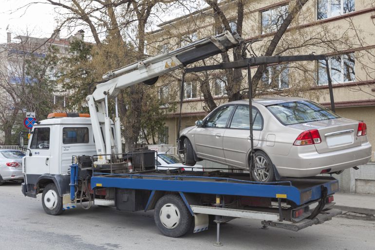 Roba un coche, lo aparca en una plaza para discapacitados, se lo lleva la grúa y lo detienen al ir a recuperarlo Roba un coche, lo aparca en una plaza para discapacitados, se lo lleva la grúa y lo detienen al ir a recuperarlo