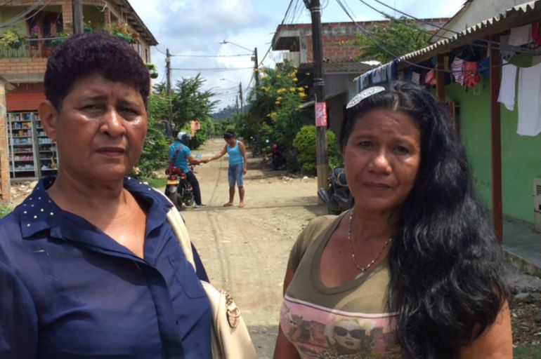 Silvia Berrocal y Esther Barreto, en el lugar donde las FARC cometieron la masacre en La Chinita, Apartadó Silvia Berrocal y Esther Barreto, en el lugar donde las FARC cometieron la masacre en La Chinita, Apartadó
