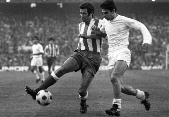 Luis Aragonés, en un partido ante el Real Madrid de noviembre de 1970. Luis Aragonés, en un partido ante el Real Madrid de noviembre de 1970.