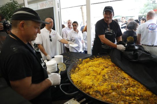 Paella preparada por una inmobiliaria de la calle Ferraz para los periodistas que siguen la reunión del Comité Federal del PSOE en las puertas de la sede socialista. Paella preparada por una inmobiliaria de la calle Ferraz para los periodistas que siguen la reunión del Comité Federal del PSOE en las puertas de la sede socialista.
