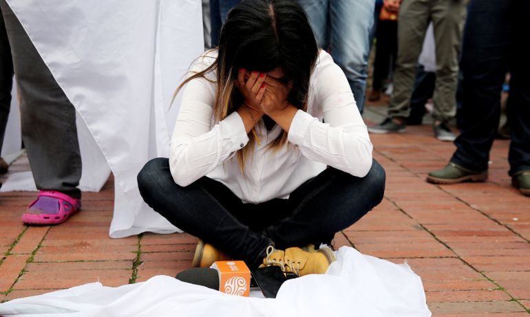 Colombianos reaccionan tras escuchar los resultados del plebiscito del domingo 2 de octubre de 2016, en Bogotá (Colombia) Colombianos reaccionan tras escuchar los resultados del plebiscito del domingo 2 de octubre de 2016, en Bogotá (Colombia)