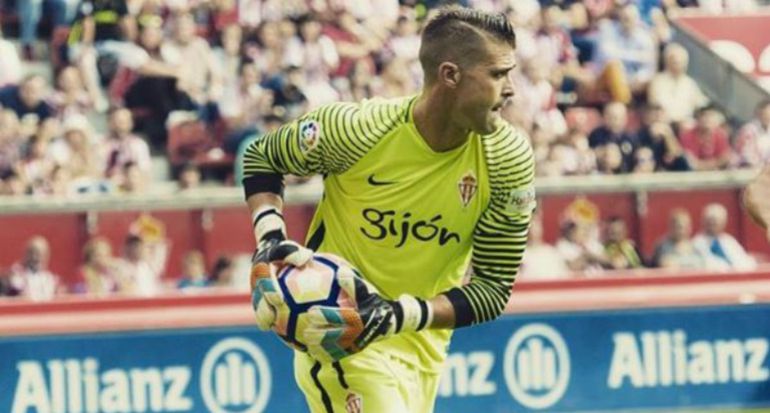 El portero del Sporting, Iván Cuéllar, durante un encuentro con su club. El portero del Sporting, Iván Cuéllar, durante un encuentro con su club.