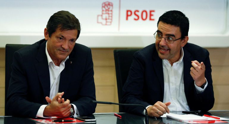 El presidente de la comisión gestora del PSOE, Javier Fernandez, (a la izquierda), junto al portavoz de la misma, Mario Jiménez El presidente de la comisión gestora del PSOE, Javier Fernandez, (a la izquierda), junto al portavoz de la misma, Mario Jiménez
