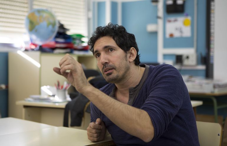 El profesor César Bona en un aula. El profesor César Bona en un aula.
