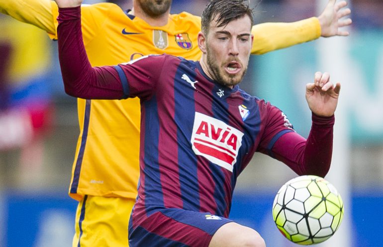 Sergi Enrich, junto a Sergio Busquets, en un partido entre el Eibar y el Barcelona. Sergi Enrich, junto a Sergio Busquets, en un partido entre el Eibar y el Barcelona.