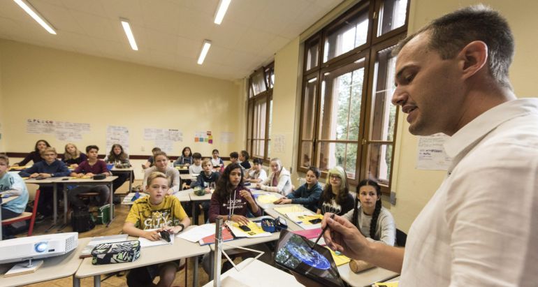 Un profesor impartiendo una clase en Alemania. Un profesor impartiendo una clase en Alemania.