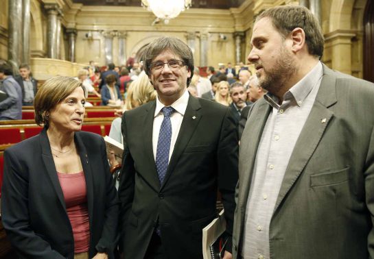 La presidenta del Parlamento catalán, Carme Forcadell, el presidente de la generalitat, Carles Puigdemont (c), y el vicepresidente, Oriol Junqueras (d) La presidenta del Parlamento catalán, Carme Forcadell, el presidente de la generalitat, Carles Puigdemont (c), y el vicepresidente, Oriol Junqueras (d)