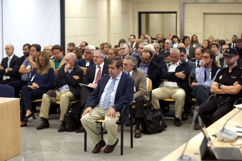 El abogado Luis de Miguel (en primer término), considerado el arquitecto financiero de la trama Gürtel, durante el juicio por la red Gürtel El abogado Luis de Miguel (en primer término), considerado el arquitecto financiero de la trama Gürtel, durante el juicio por la red Gürtel