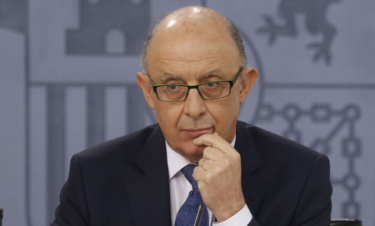 El ministro de Hacienda en funciones, Cristóbal Montoro, durante la rueda de prensa que ha ofrecido tras la reunión del Consejo de Ministros El ministro de Hacienda en funciones, Cristóbal Montoro, durante la rueda de prensa que ha ofrecido tras la reunión del Consejo de Ministros