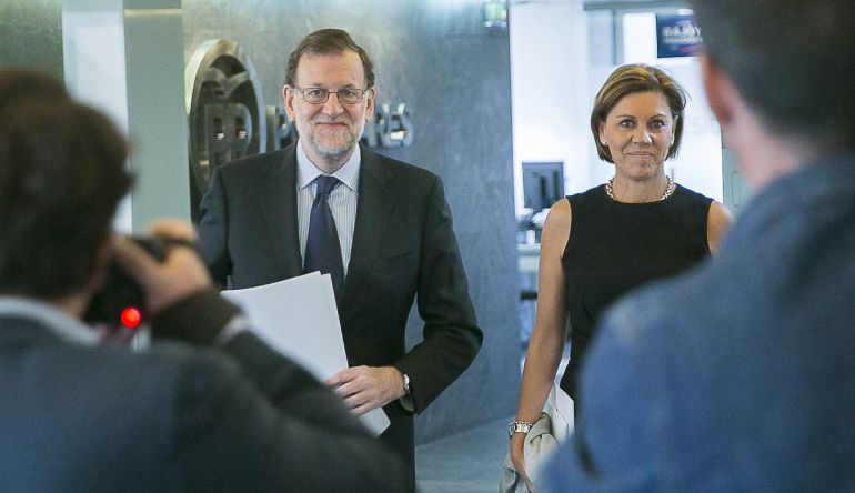Fotografía facilitada por el PP del jefe del Ejecutvo en funciones y presidente del partido, Mariano Rajoy, y la secretaria general, María Dolores de Cospedal, a su llegada a la reunión del Comité de Dirección Fotografía facilitada por el PP del jefe del Ejecutvo en funciones y presidente del partido, Mariano Rajoy, y la secretaria general, María Dolores de Cospedal, a su llegada a la reunión del Comité de Dirección
