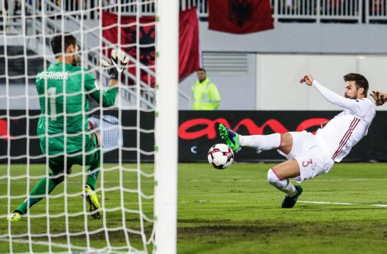 Piqué remata a puerta Piqué remata a puerta