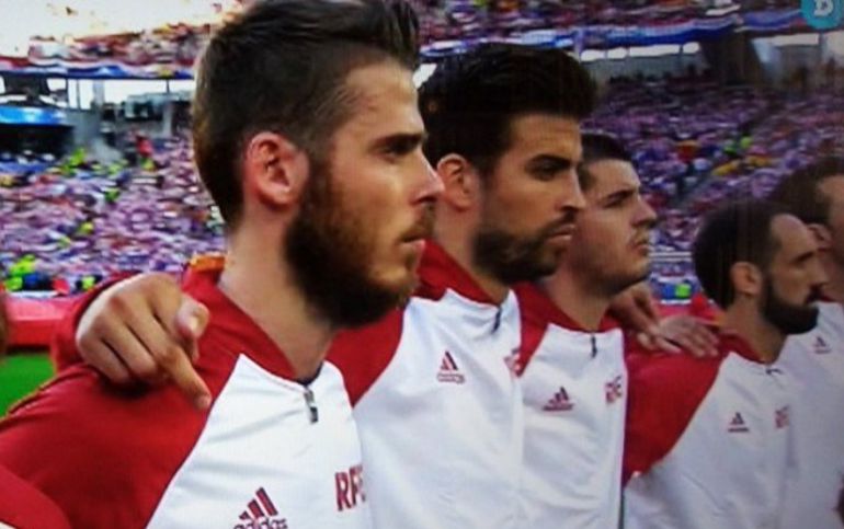 A Piqué se le acusó de hacer una peineta durante el himno en el partido frente a República Checa A Piqué se le acusó de hacer una peineta durante el himno en el partido frente a República Checa