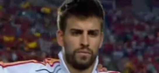 La cara de Gerard Piqué durante la representación del himno La cara de Gerard Piqué durante la representación del himno