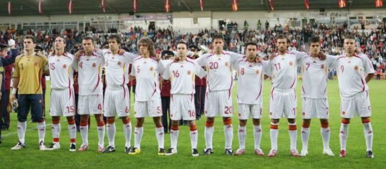 Xavi y Puyol fueron el primer foco de las críticas por recortar los colores de España Xavi y Puyol fueron el primer foco de las críticas por recortar los colores de España