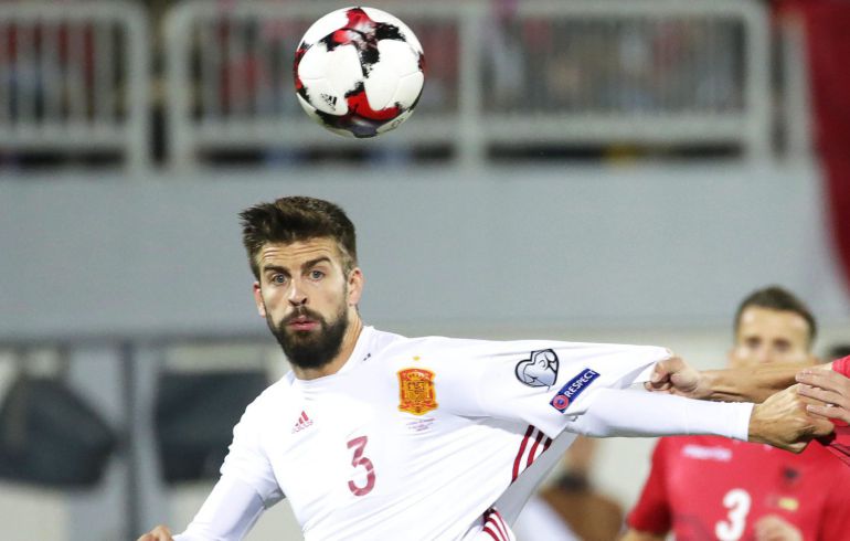 Un jugador de Albania sujeta la camiseta cortada de Gerard Piqué Un jugador de Albania sujeta la camiseta cortada de Gerard Piqué