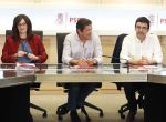 El presidente de la Comisión Gestora del PSOE, Javier Fernández (5i), acompañado por (de izda. a dcha.) Francesc Antich, María Jesús Serrano, María Dolores Padrón, Ascención Godoy, José Enrique Muñoz, Ricardo Cortés, Soraya Vega y Francisco Javier Ocón, durante la reunión mantenida hoy en la sede del partido.