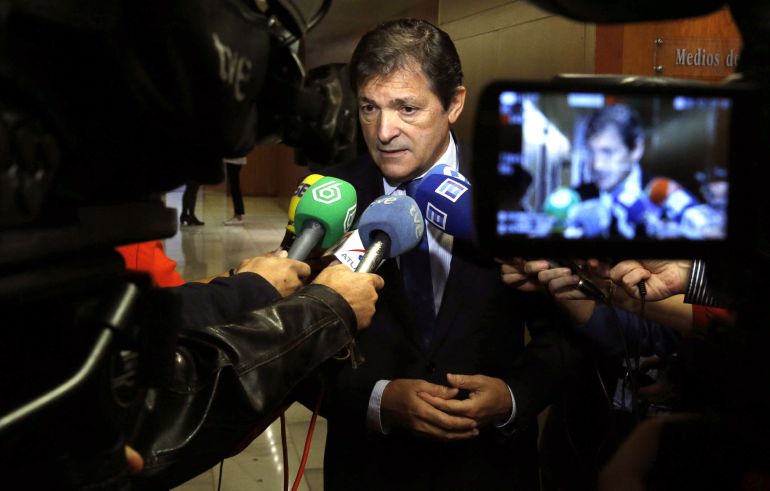 El presidente del Principado y de la gestora del PSOE, Javier Fernández, atiende a los medios de comunicación El presidente del Principado y de la gestora del PSOE, Javier Fernández, atiende a los medios de comunicación