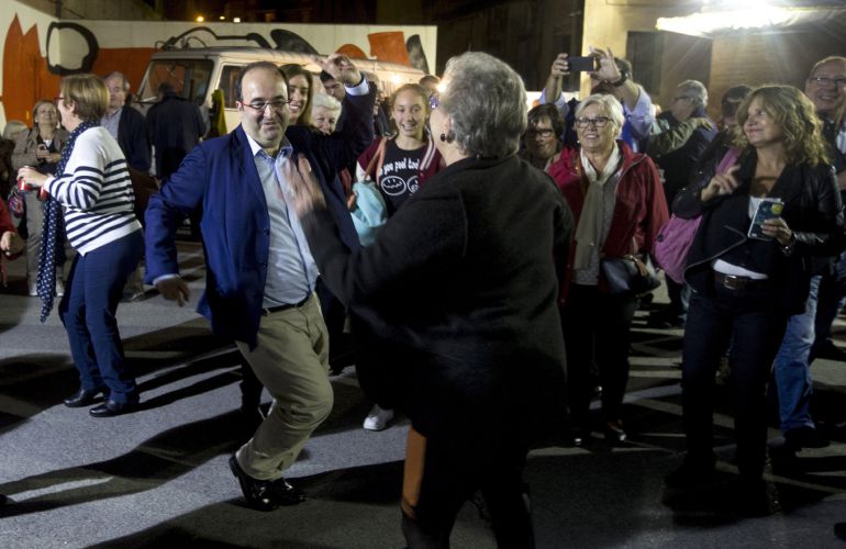 El líder del PSC, Miquel Iceta, baila en la fiesta posterior al acto con militantes en L'Hospitalet. El líder del PSC, Miquel Iceta, baila en la fiesta posterior al acto con militantes en L'Hospitalet.