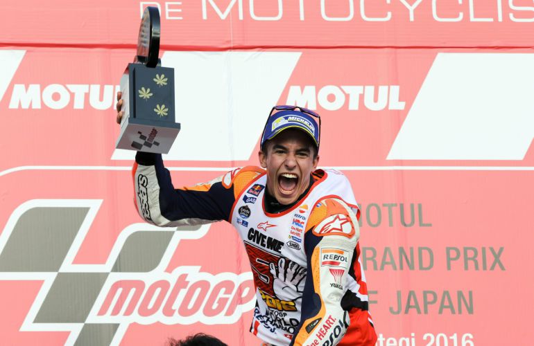 El piloto español de Repsol Honda, Marc Márquez, celebra la victoria y el título mundial de Moto GP El piloto español de Repsol Honda, Marc Márquez, celebra la victoria y el título mundial de Moto GP