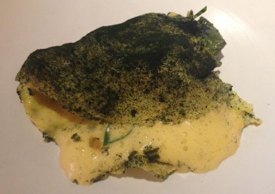 La tortilla tiene una jugosidad de escándalo y espirulina en polvo por encima. La tortilla tiene una jugosidad de escándalo y espirulina en polvo por encima.