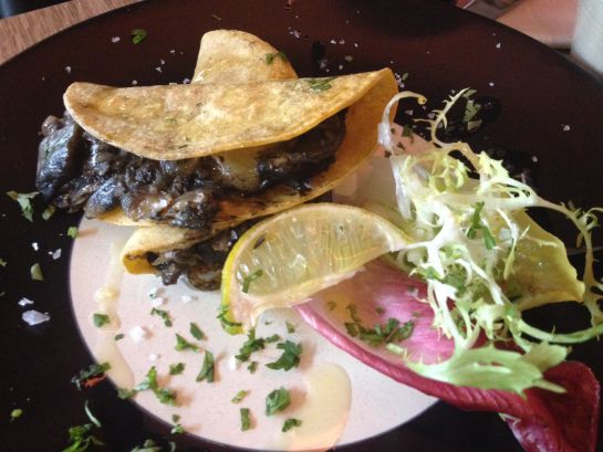Tacos de huitlacoche con queso de Arzúa. Tacos de huitlacoche con queso de Arzúa.