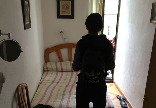 Uno de los menores que reside en un hostal Uno de los menores que reside en un hostal