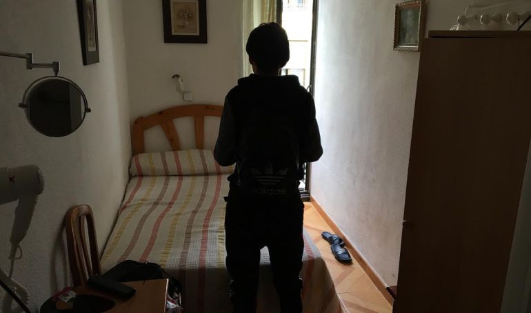 El menor en su habituación del hostal en el centro de Madrid El menor en su habituación del hostal en el centro de Madrid