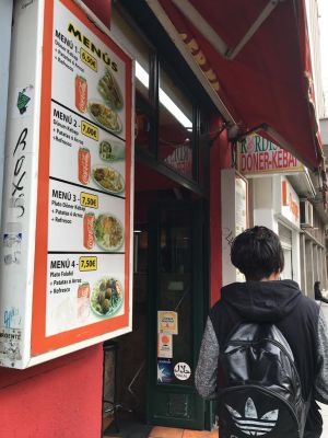 Restaurante de kebabs en el que el menor puede gastar 11 euros entre la comida y la cena Restaurante de kebabs en el que el menor puede gastar 11 euros entre la comida y la cena
