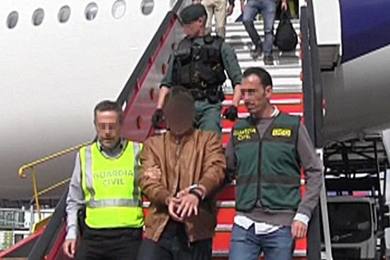 Imagen de vídeo facilitado por la Guardia Civil de la llegada al aeropuerto de Barajas de Patrick Gouveia, el supuesto autor del asesinato de los cuatro miembros de una familia brasileña en Pioz (Guadalajara) Imagen de vídeo facilitado por la Guardia Civil de la llegada al aeropuerto de Barajas de Patrick Gouveia, el supuesto autor del asesinato de los cuatro miembros de una familia brasileña en Pioz (Guadalajara)