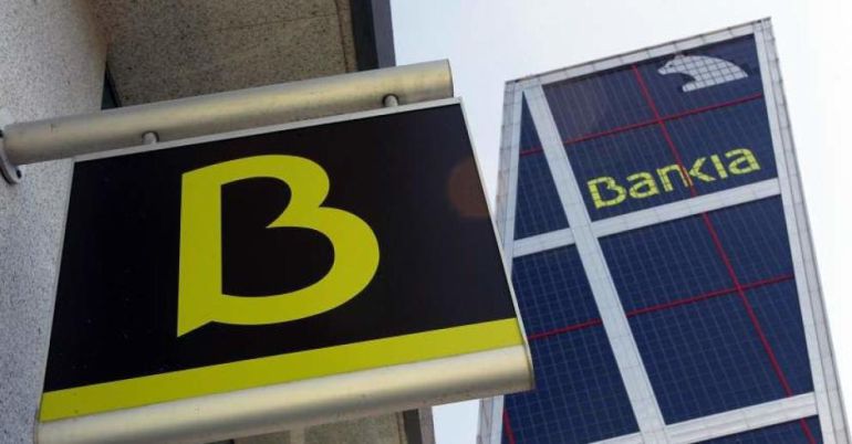 Una oficina de Bankia ante la sede central de la entidad Una oficina de Bankia ante la sede central de la entidad